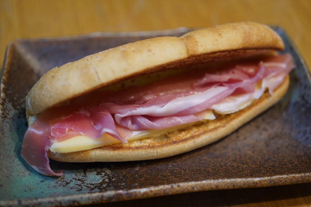 生ハムとゴーダチーズを挟んだ、焼きカスクート（バゲットのサンド）