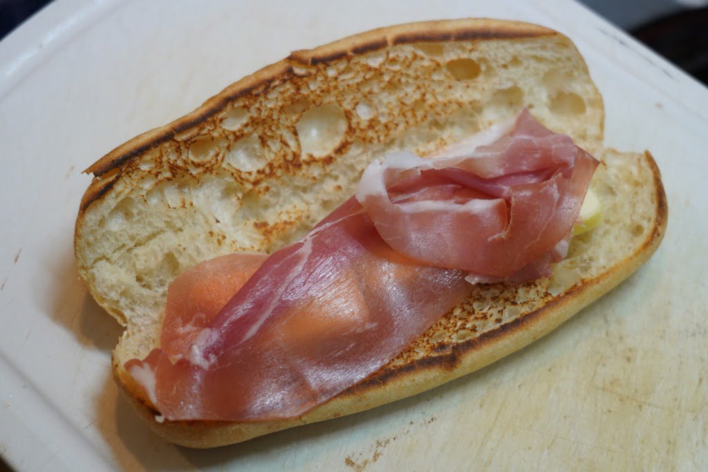 エシレバターをたっぷり加えて生ハムも入れたカスクート