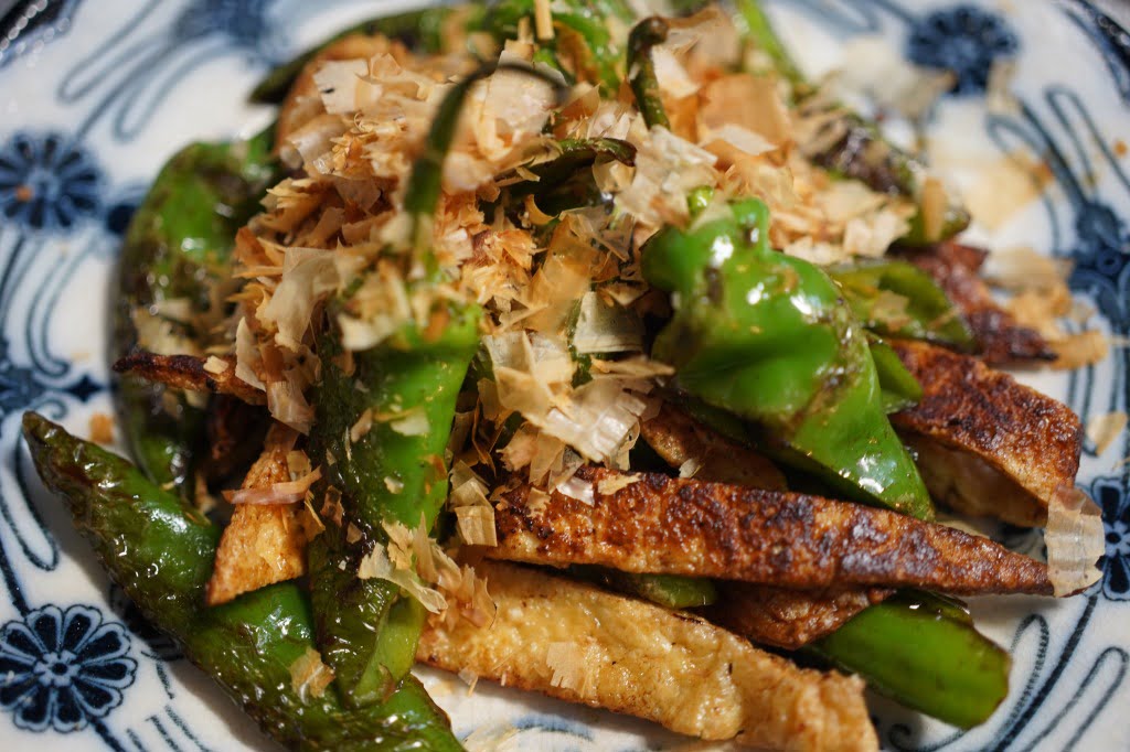 甘とうがらしと厚揚げの醤油焼きに鰹節