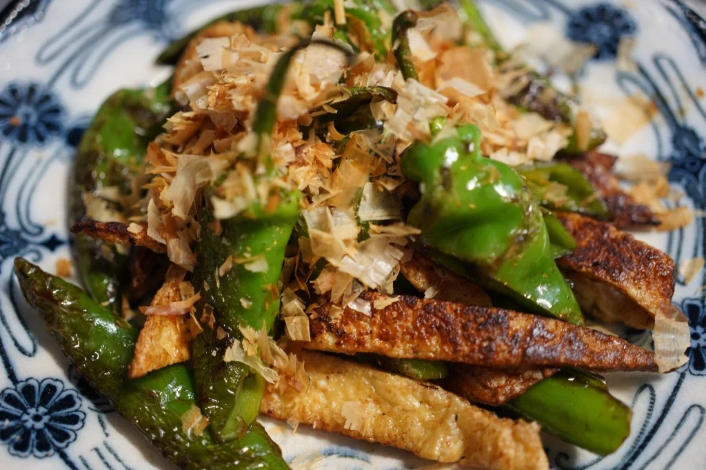 甘とうがらしと厚揚げの醤油焼きに鰹節