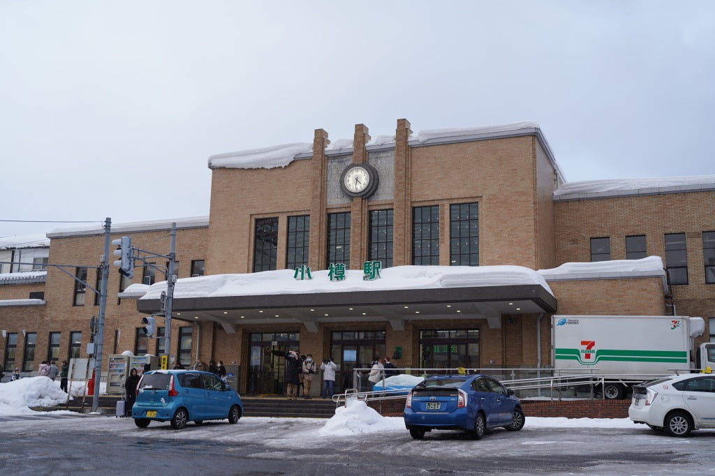 2023年、雪の小樽駅をぶらりする。