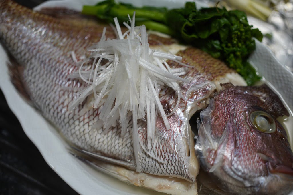 超シンプルな鯛の酒蒸しと菜の花