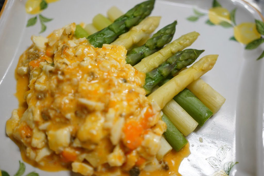 白と緑のアスパラガスのタルタル