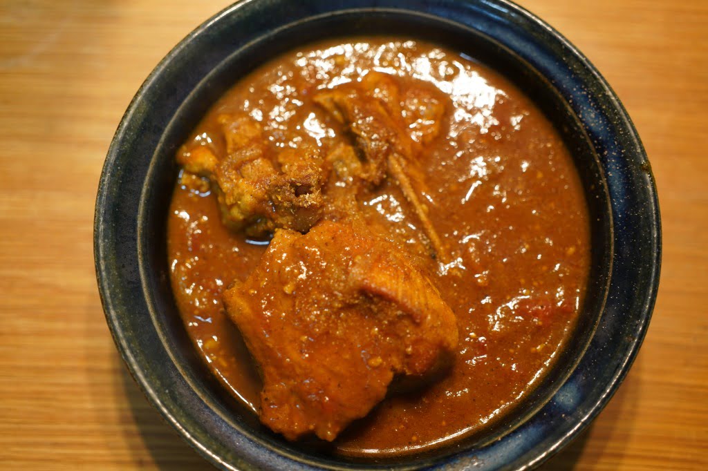 ココナッツウォーターとトマトで煮込んだスペアリブのスパイスカレー