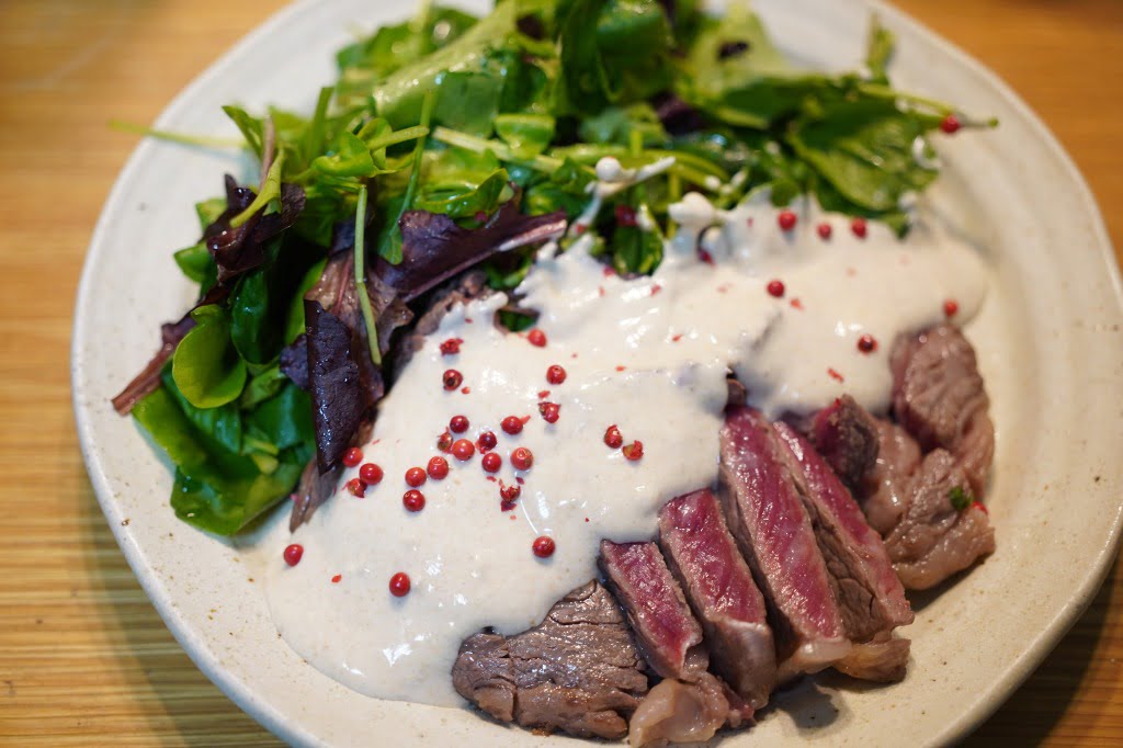 スパイスヨーグルトソースで食べるステーキサラダ