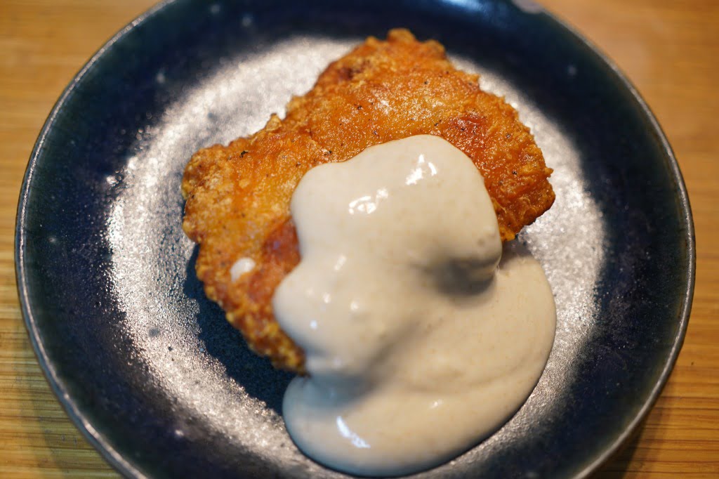 ファミチキとスパイスヨーグルトソース