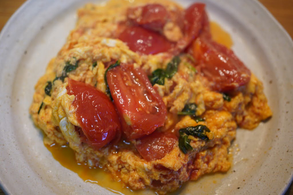 飯のおかずに秒で作る、トマトとバジルの卵炒め