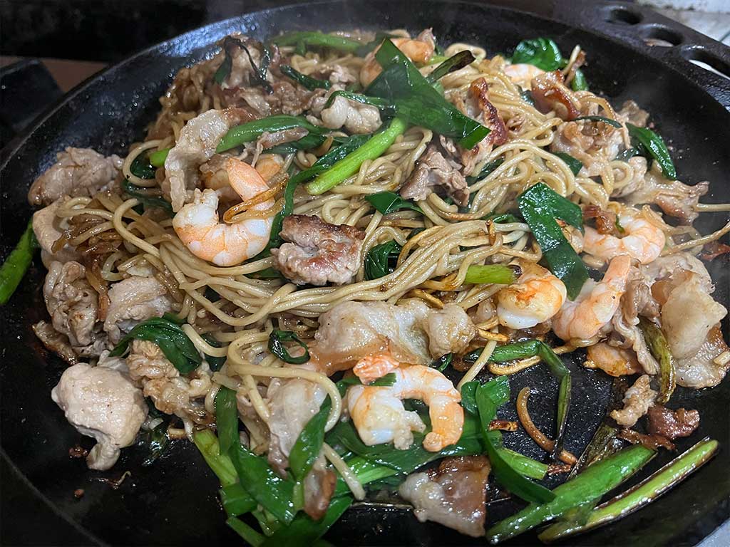 鉄板で焼く、ぶたにらえび焼きそば（ソース）