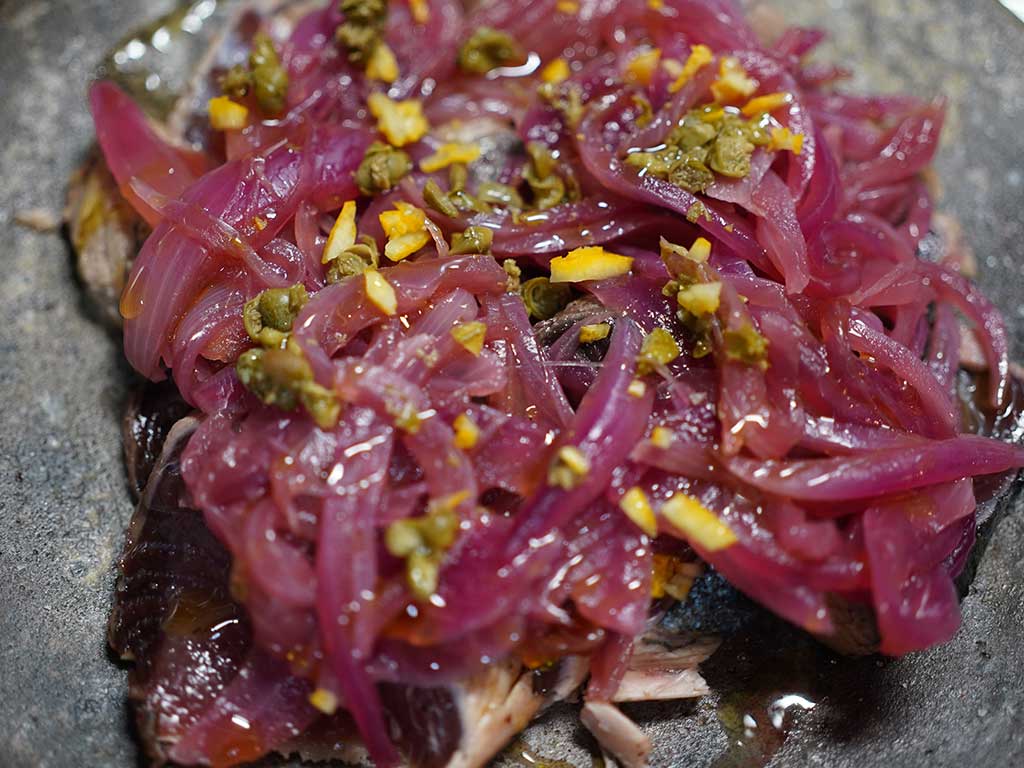 玉ねぎのアグロドルチェを使った、カツオのカルパッチョ