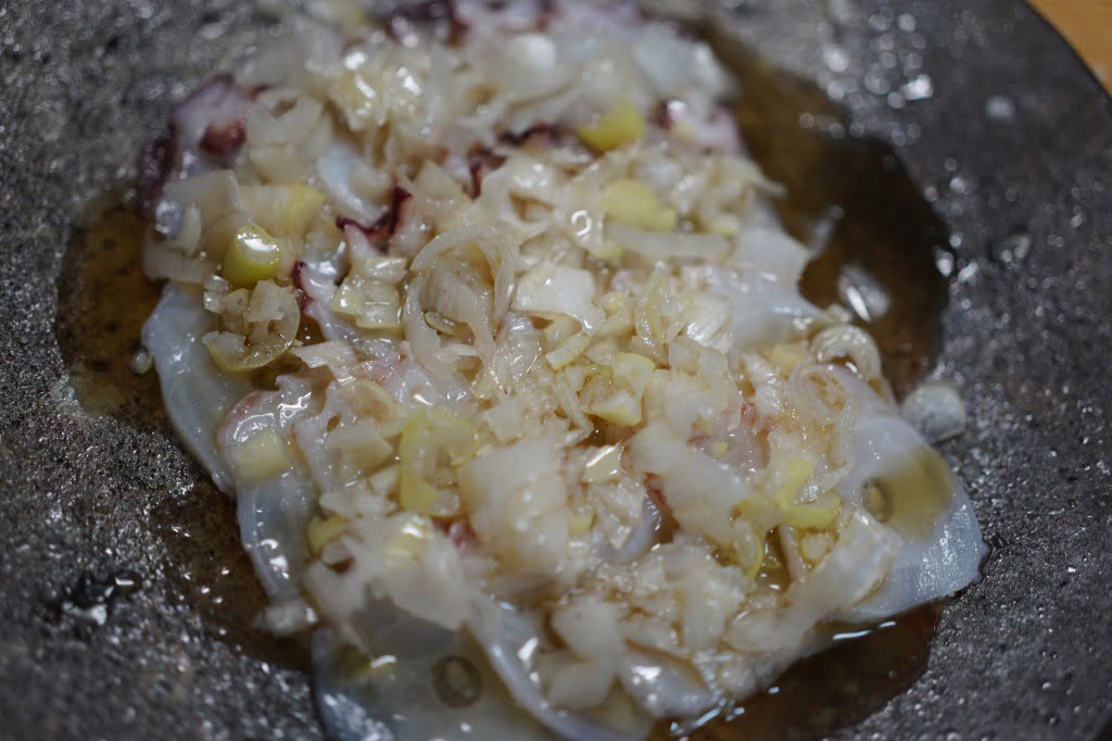 薄造り水たこの、ごま油ねぎ塩