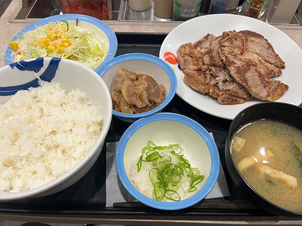 松屋の新・肉厚豚焼肉定食を肉4枚で頼んでみた。
