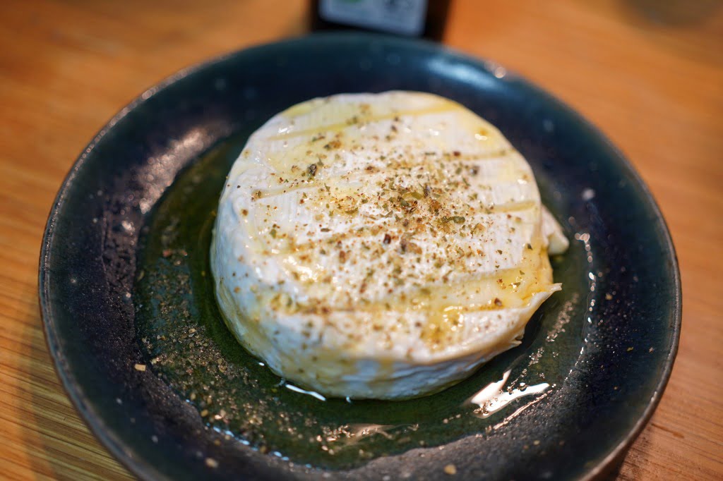 カマンベールチーズをレンジで温めてクレイジーソルトとオリーブオイルをかけたやつ