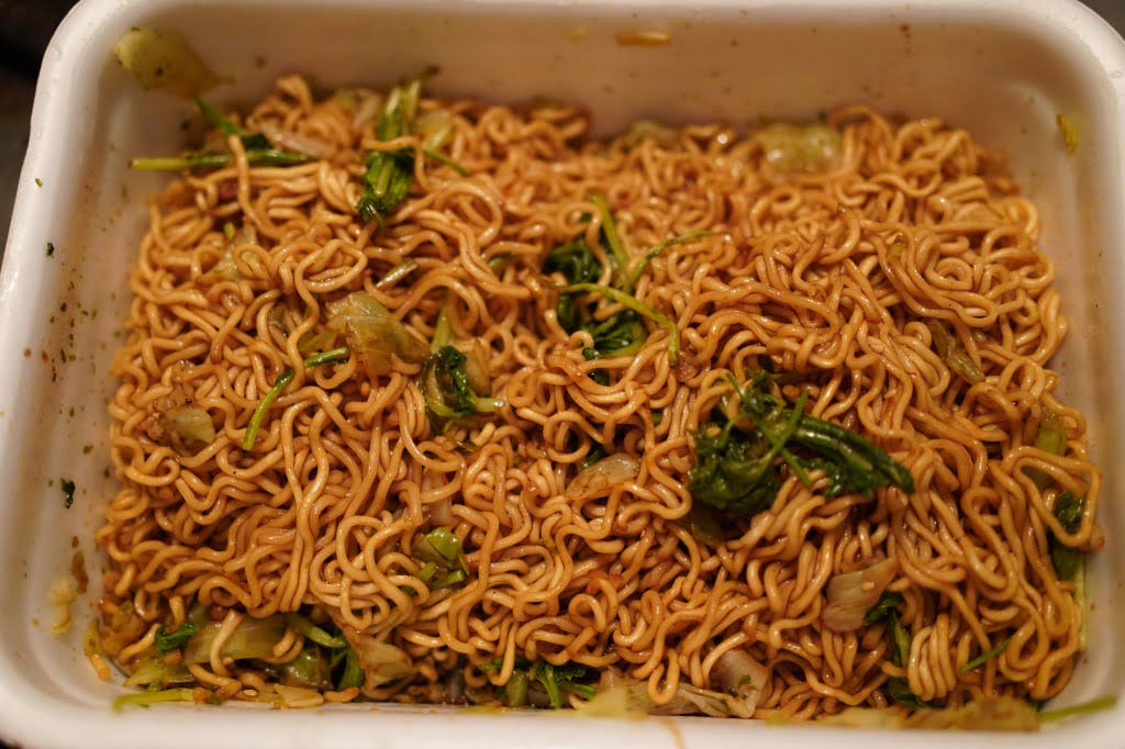 ペヤングソース焼きそばにクレソンやルッコラを入れて罪悪感を微妙に減らす。