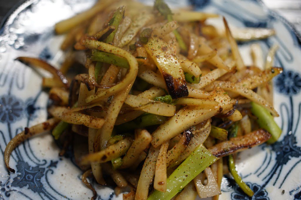 だいこんの皮と茎のアンチョビブラックペッパー