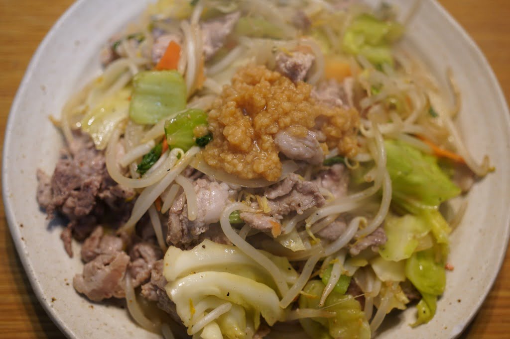 にんにく背脂を激乗せした二郎っぽい肉野菜炒め