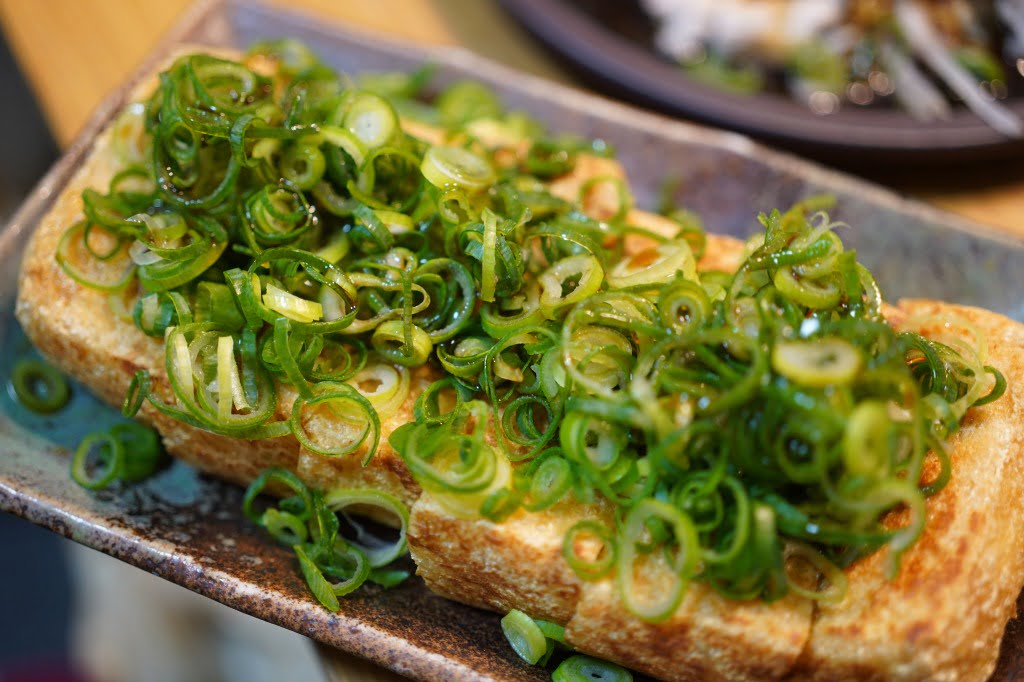 焼き栃尾揚げにネギとだし醤油