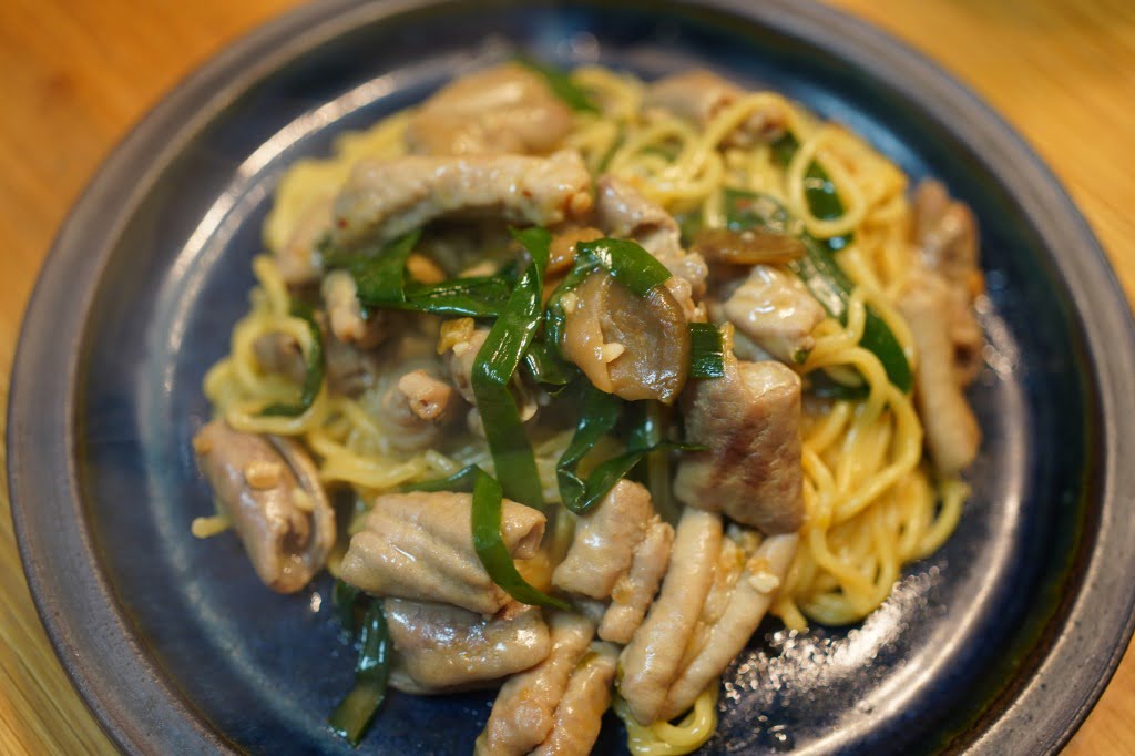 豚もつとニラの塩ニンニク焼きそば