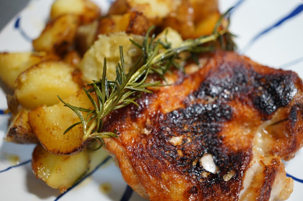 ローズマリーチキンソテーに脂をたっぷり吸ったカリホクポテト