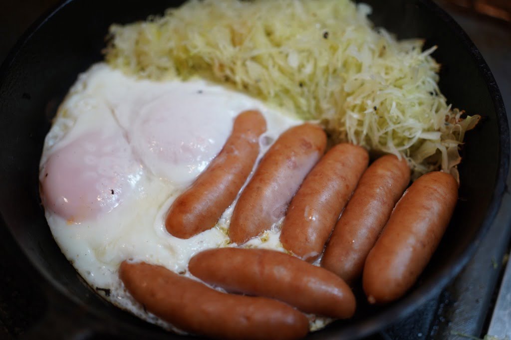 おもいのフライパンで作るソーセージエッグキャベツからの丼