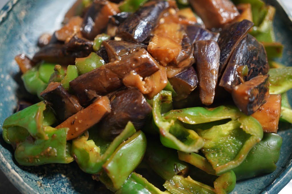 ナスとピーマンのピーナッツバター味噌炒め