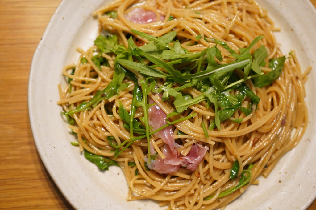 永谷園のパキット「ペペロンチーノ」を生ハム＆セルバチコでアレンジしたスパゲッティ