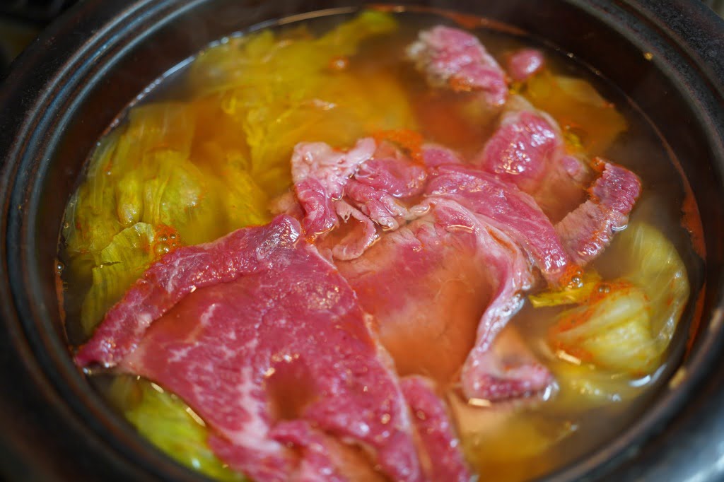 レタスと薄切り肉だけ用意すればいい、あとのせ鰹節が香る鍋つゆを使った新しい鍋の愉しみ方