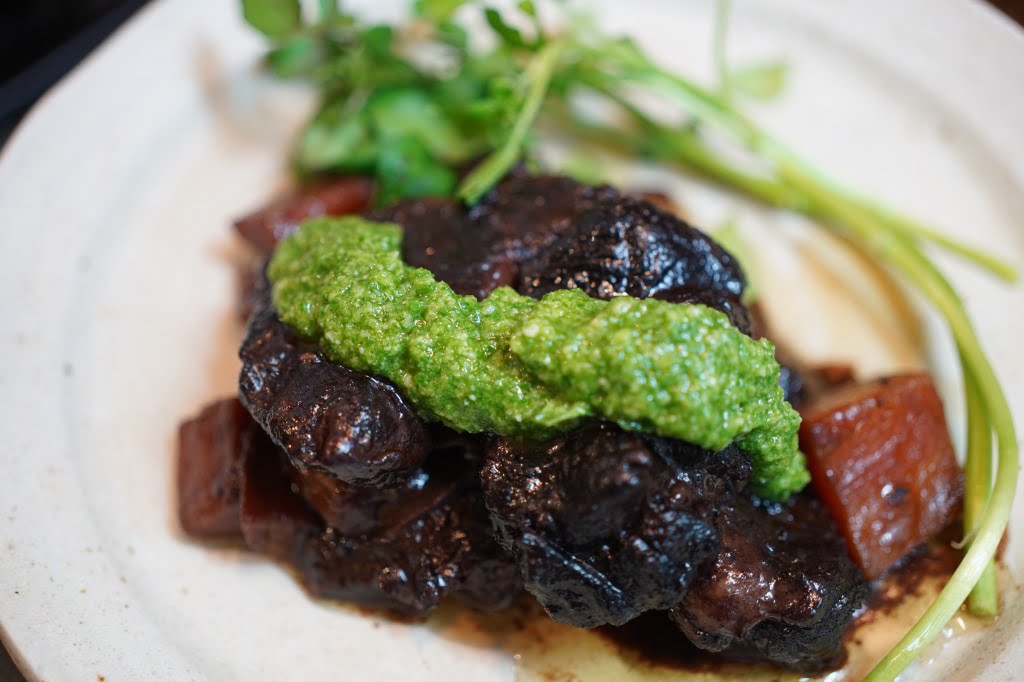 牛すね肉の赤ワイン煮込み・セロリのサルサベルデ