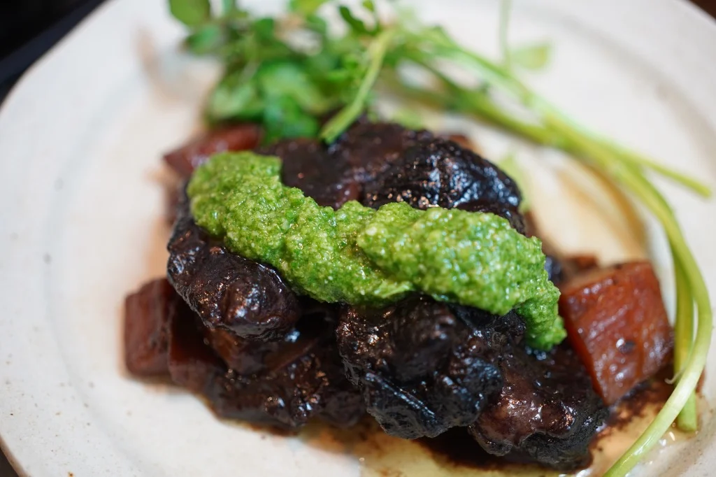 牛すね肉の赤ワイン煮込み・セロリのサルサベルデ