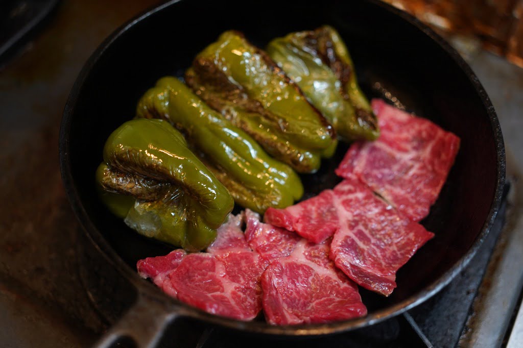 ピーマンの丸焼きと一緒に食べる焼肉