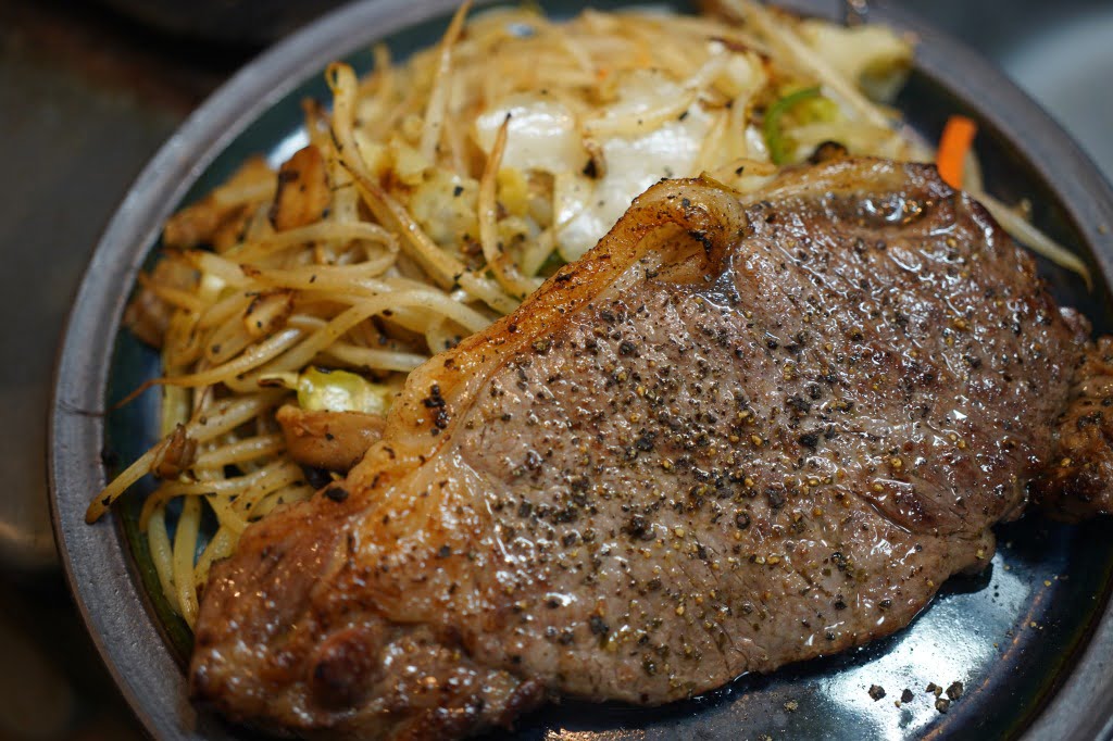 塩と黒胡椒だけで味付けして食べる、ふつうの野菜炒めと牛赤身肉ステーキ