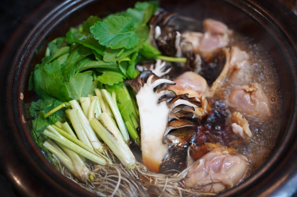 三関せりと黒舞茸と鶏の甘口しょうゆ鍋