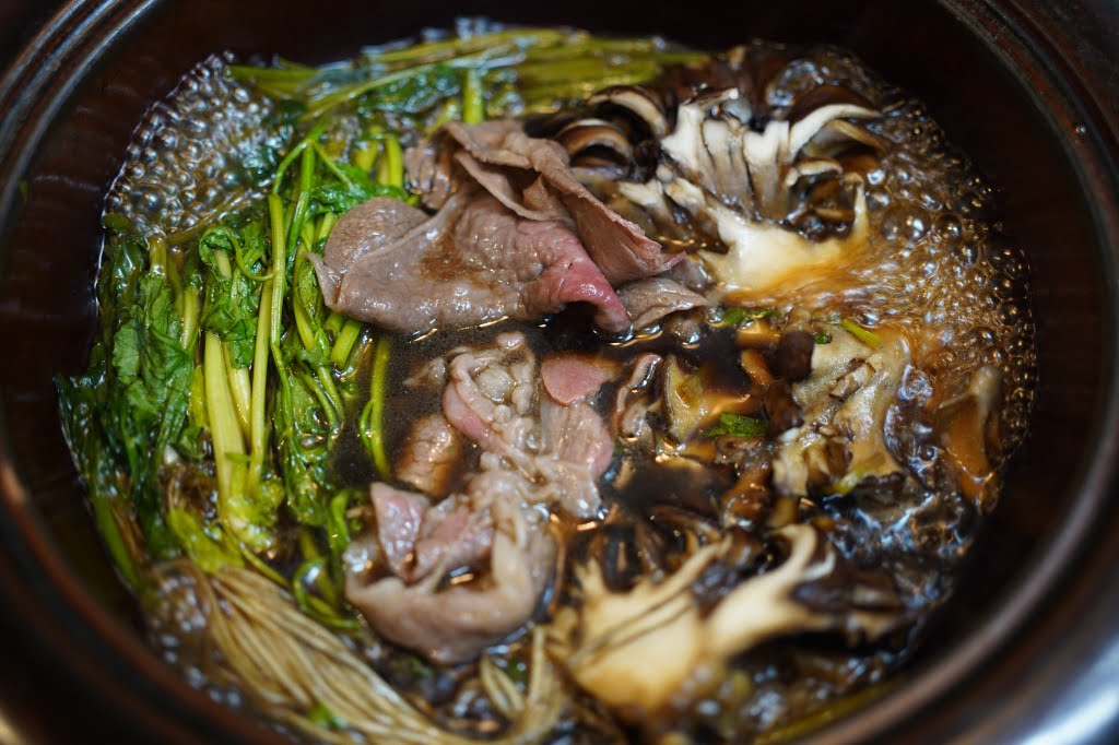 三関せりと黒舞茸と牛肉の、すき焼き風甘口しょうゆ鍋