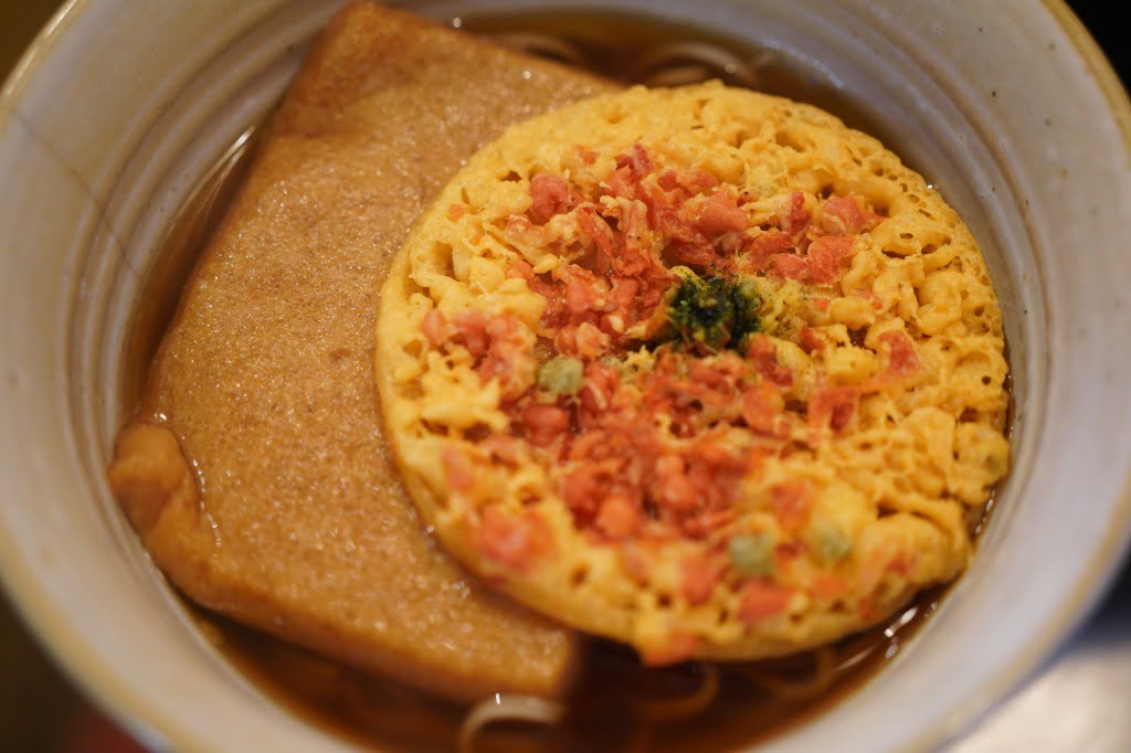 どん兵衛の別売りのおあげと天ぷらで作る温かいそば