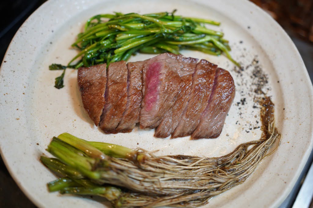 牛赤身肉ステーキと焼き三関せり添え