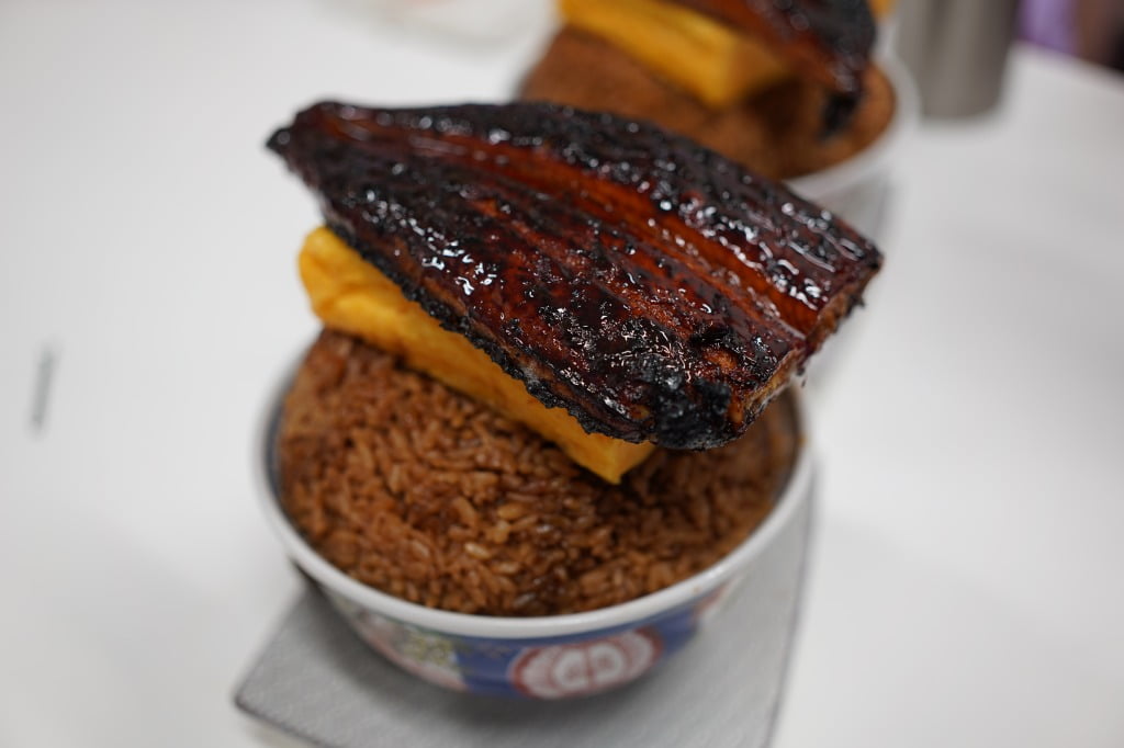 うなぎの蒲の穂焼 牛タン 焼鳥 馬刺し いづも 浅草横町、どーんとそびえる鰻玉丼