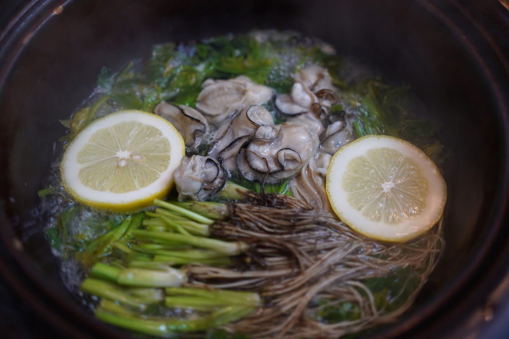 三関せりと牡蠣とレモンの酒蒸し