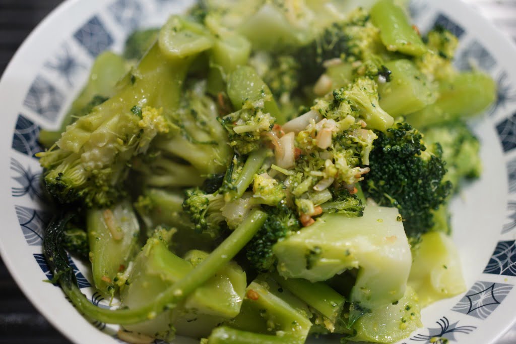ブロッコリーの塩ニンニク炒め