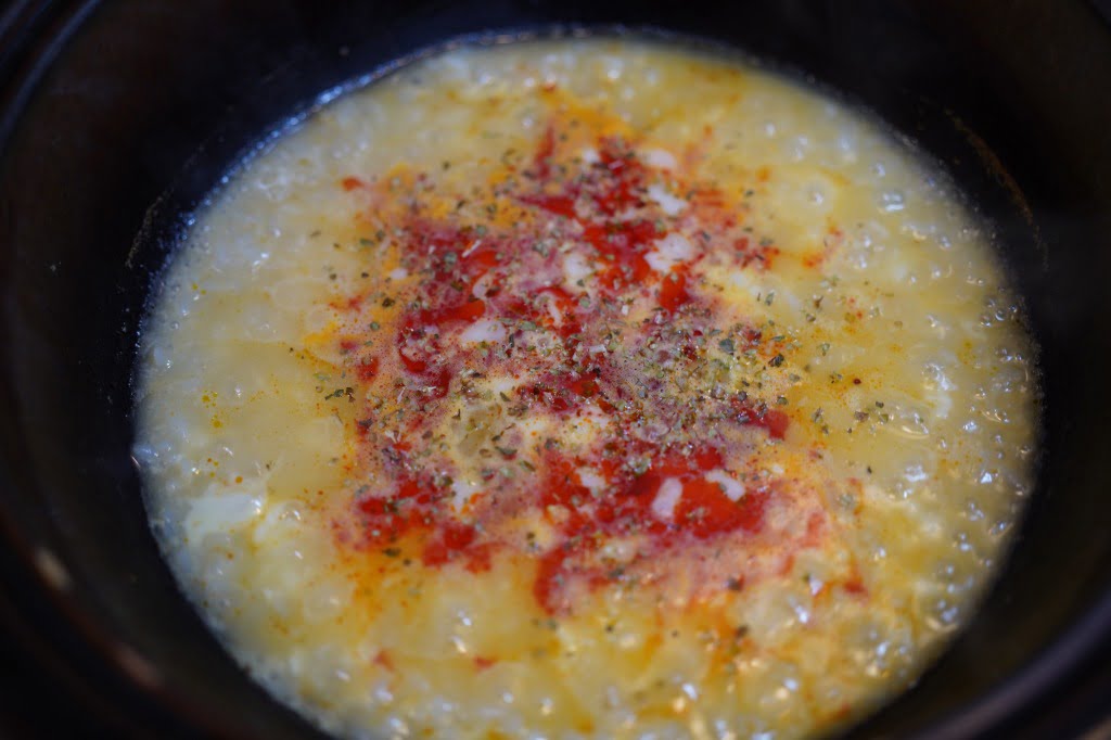 おでん鍋の締めの、チーズハリッサ雑炊