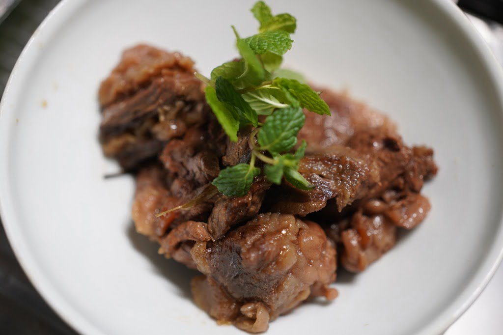 飯のおかずの甘じょっぱ系、牛すじ牛すね肉の黒糖スパイス煮