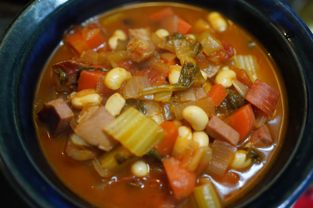 腹一杯になる、大豆とベーコン・野菜のトマトチリおかずスープ