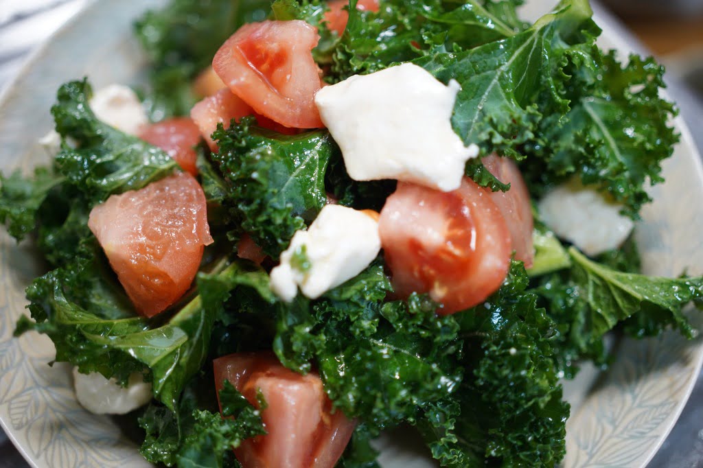 秒で作れるケールとトマトとクリームチーズのサラダ