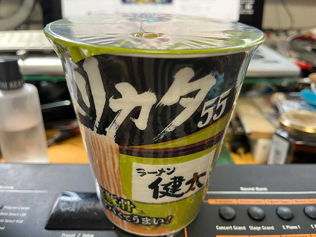 55秒で食える臭い系豚骨、明星 ザ･バリカタ55 ラーメン健太 ねぎ豚骨