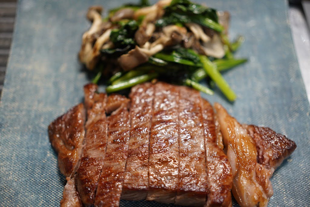 シンプルな和牛ステーキとほうれん草しめじソテー