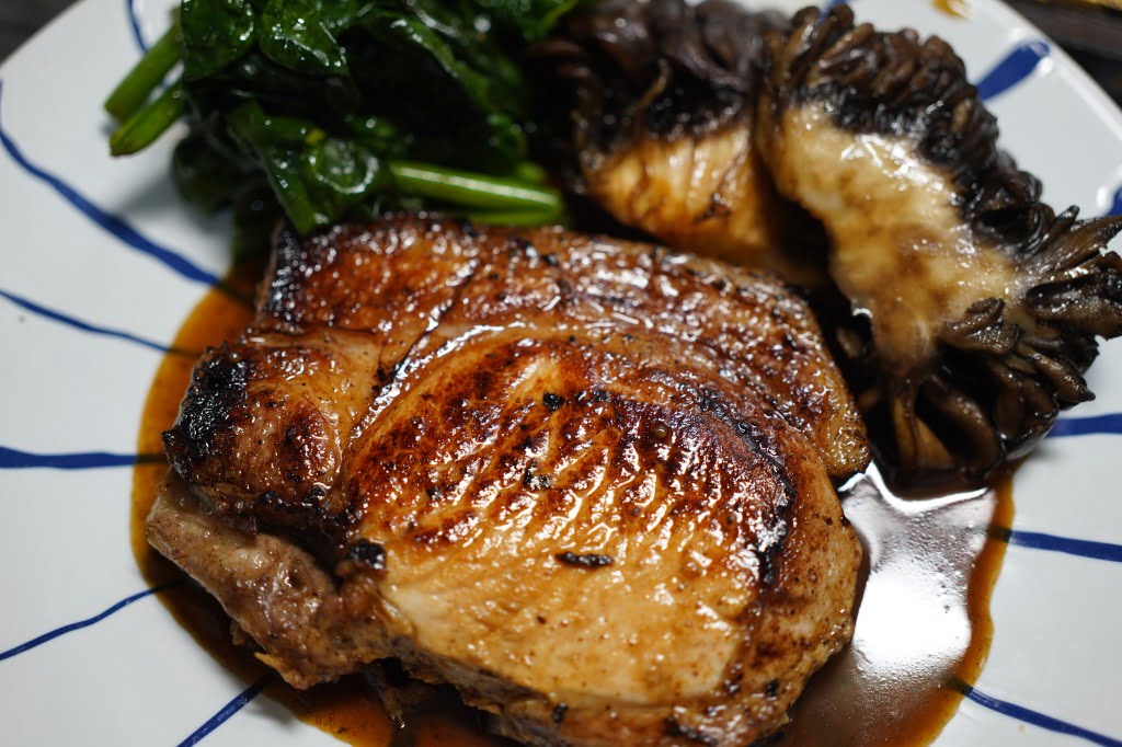 塩麹漬けの厚切り豚ソテー黒舞茸添え