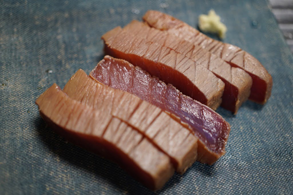 1時間寝かしてから食べる霜降り漬けマグロ