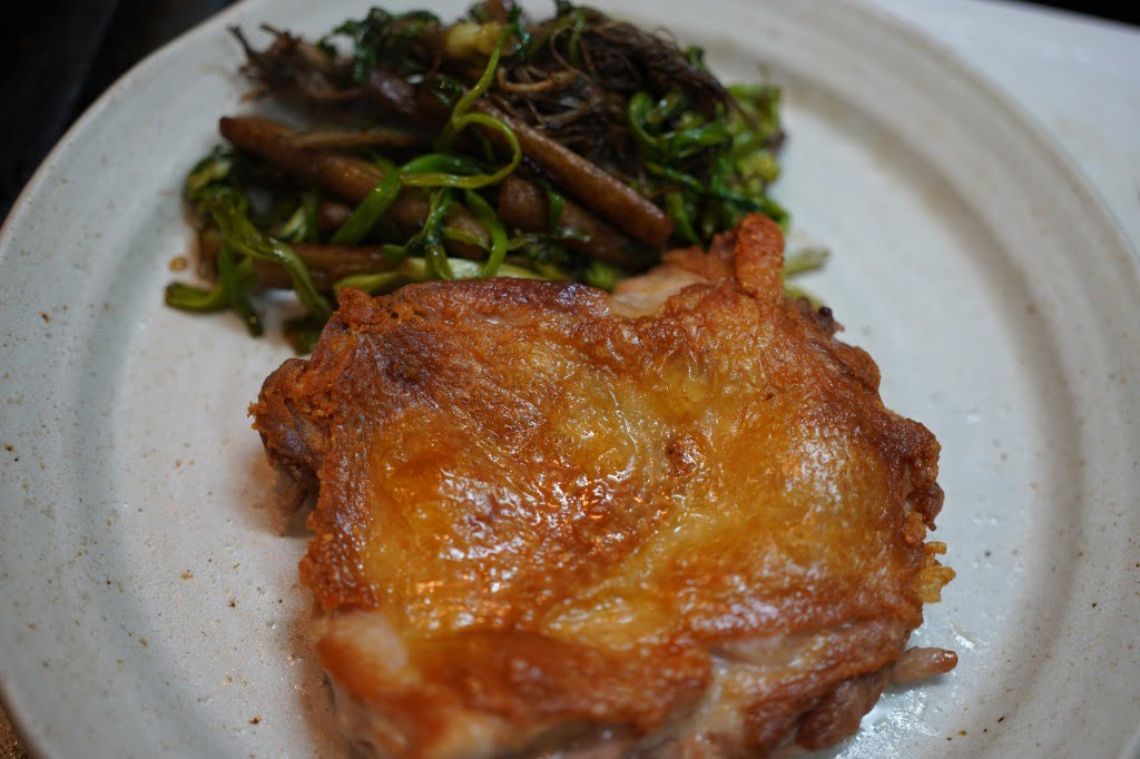 パリパリ鶏もも肉ソテーのせりごぼう添え九州醤油味
