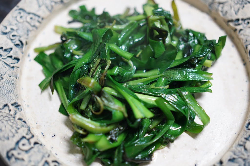 想像以上に秒殺、ニラとミントの塩炒め