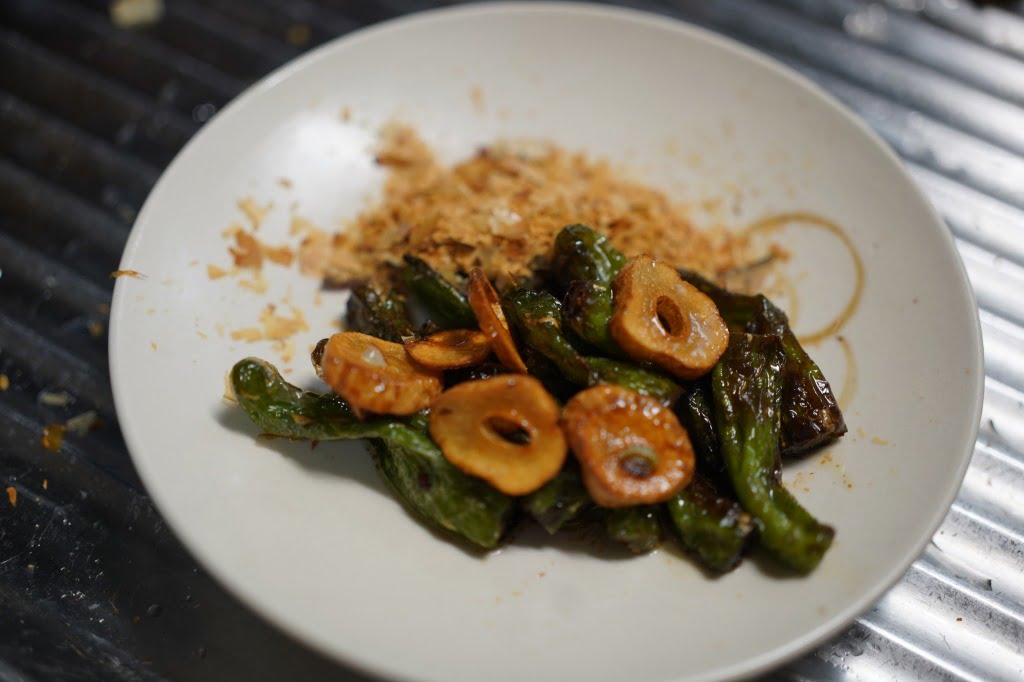 ししとうのニンニクオイル焼きに削り節