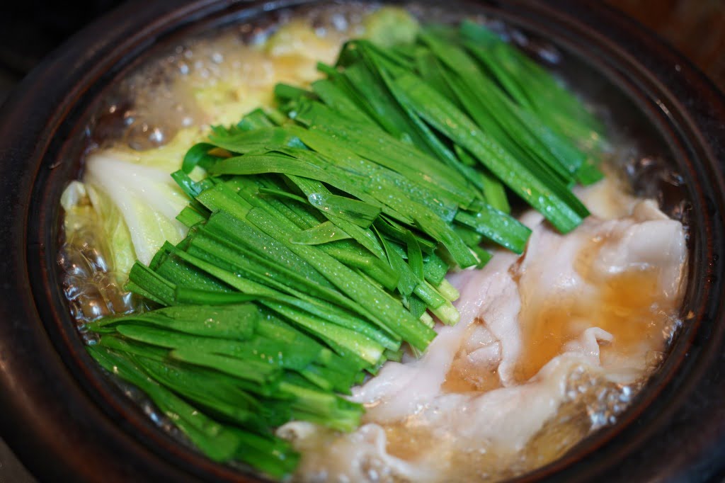 白菜出汁と九州醤油で食べる見た目がもつ鍋の白菜と豚バラ肉の鍋