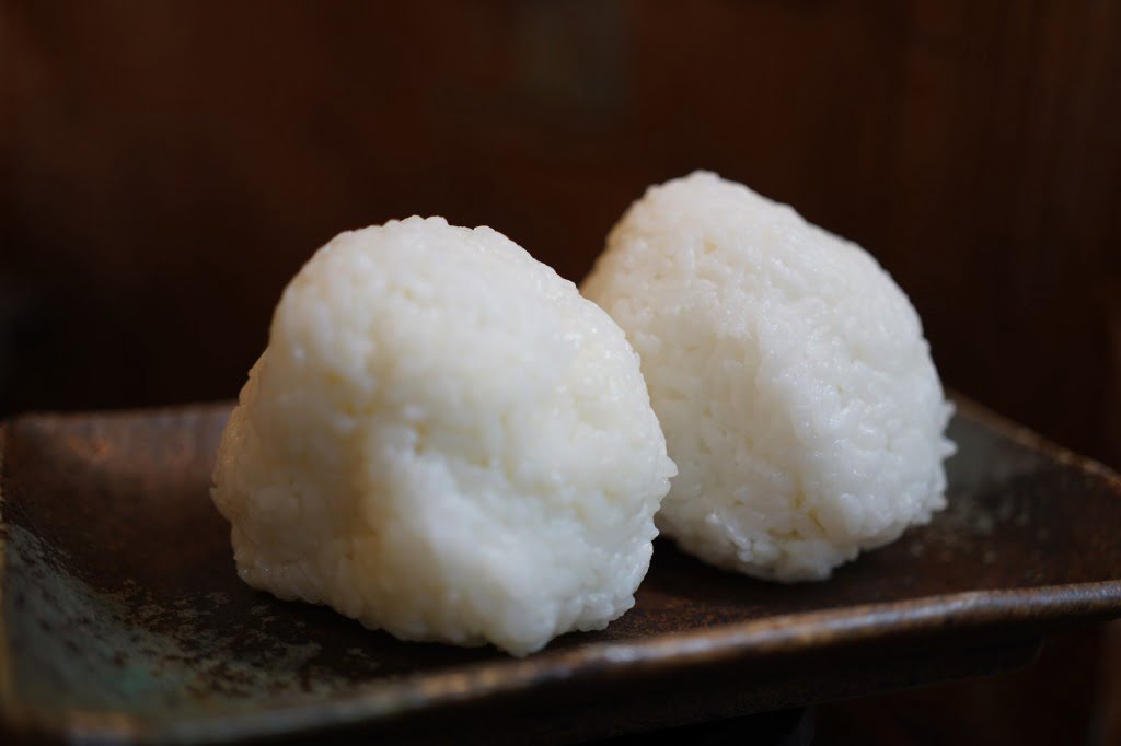 冷や飯で作る塩むすび